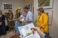 Дипломы победителям вручают председатель жюри Д.А. Холин и Н.Ф. Ломова. 2024 г.